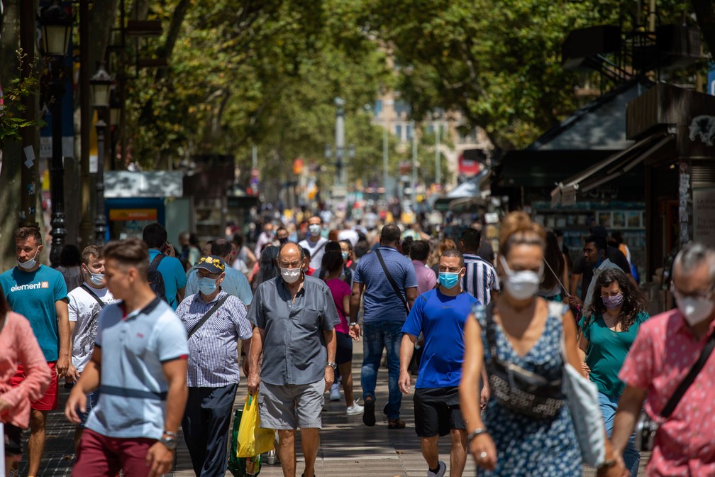 Pessoas caminham pelas Ramblas de Barcelona, na Espanha, em 16 de julho — Foto: Emilio Morenatti/AP 