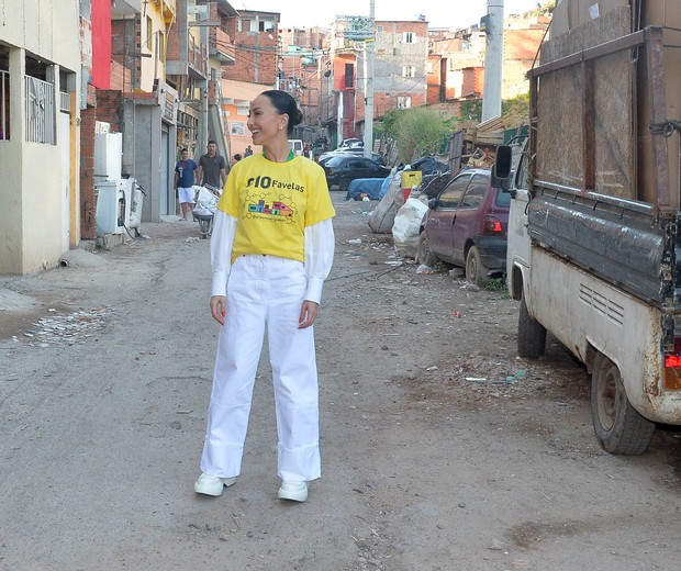 Sabrina Sato visita o G10 das Favelas, em SP (Foto: Francisco Cepeda/AgNews)
