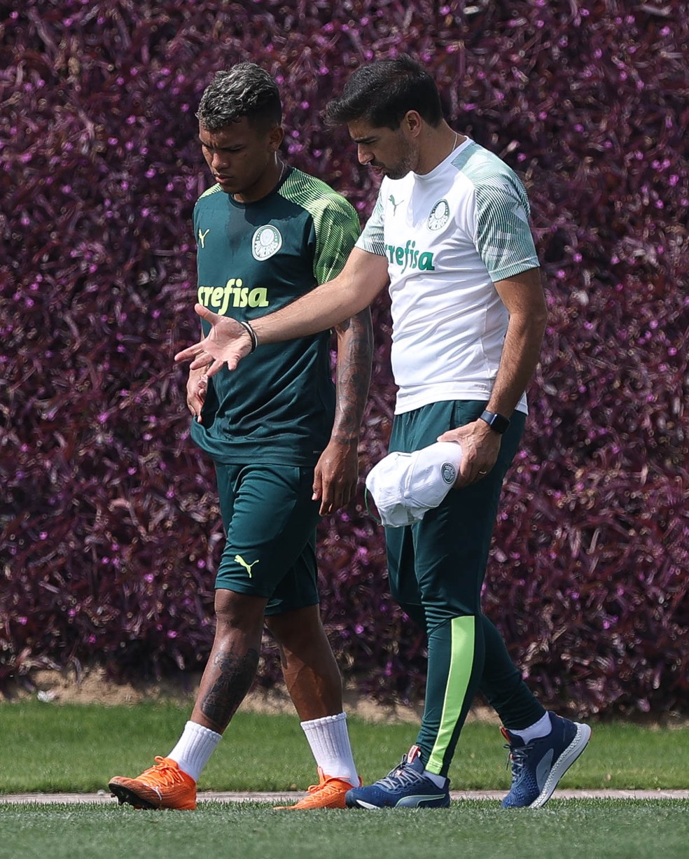 Gabriel Veron, do Palmeiras, conversa com Abel Ferreira — Foto: Cesar Greco / Ag. Palmeiras