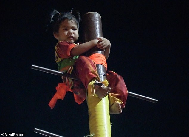 A menina foi levada ao topo de um poste com cerca de 10 metros de altura (Foto: Reprodução/Youtube)