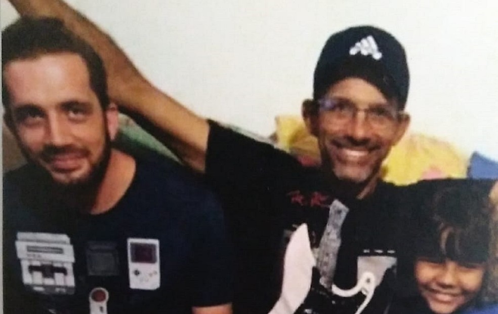 Tarcísio, de Lins (SP), com a camisa que ganhou do filho — Foto: Arquivo pessoal