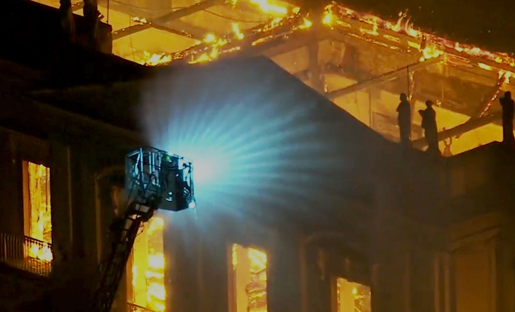 Fogo destrói interior do Museu Nacional, no Rio. (Foto: Reprodução/TV Globo)