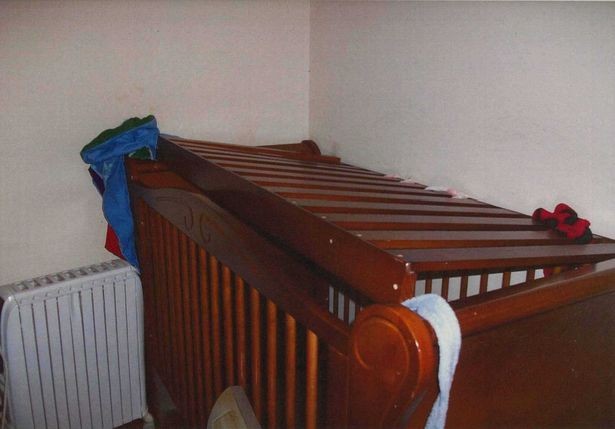 Gaiola improvisada para conter menino de 2 anos (Foto: Reprodução Polícia da Escócia)