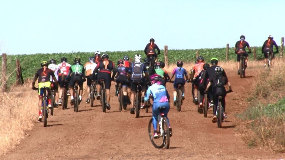 Pedaladas no campo ajudam a aliviar o estresse, afirmam ciclistas  — Foto: Reprodução