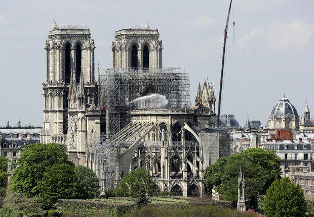 Momentos finais do combate ao incêndio na Catedral de Notre Dame (Foto:  Dan Kitwood/Getty Images)