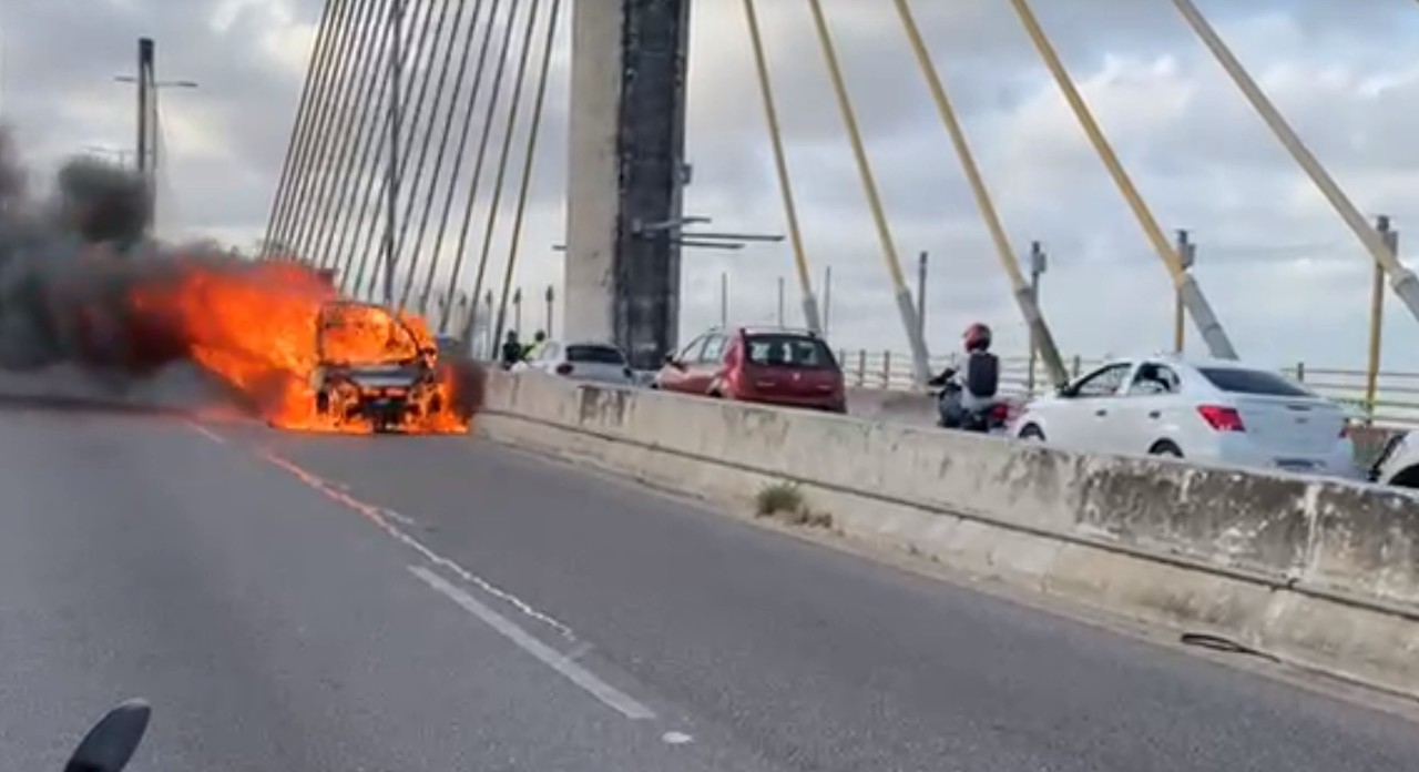VÍDEO: Carro fica destruído após pegar fogo na Ponte Newton Navarro em Natal