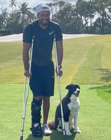 Tiger Woods reaparece de muletas após acidente de carro (Foto: Reprodução/Instagram)