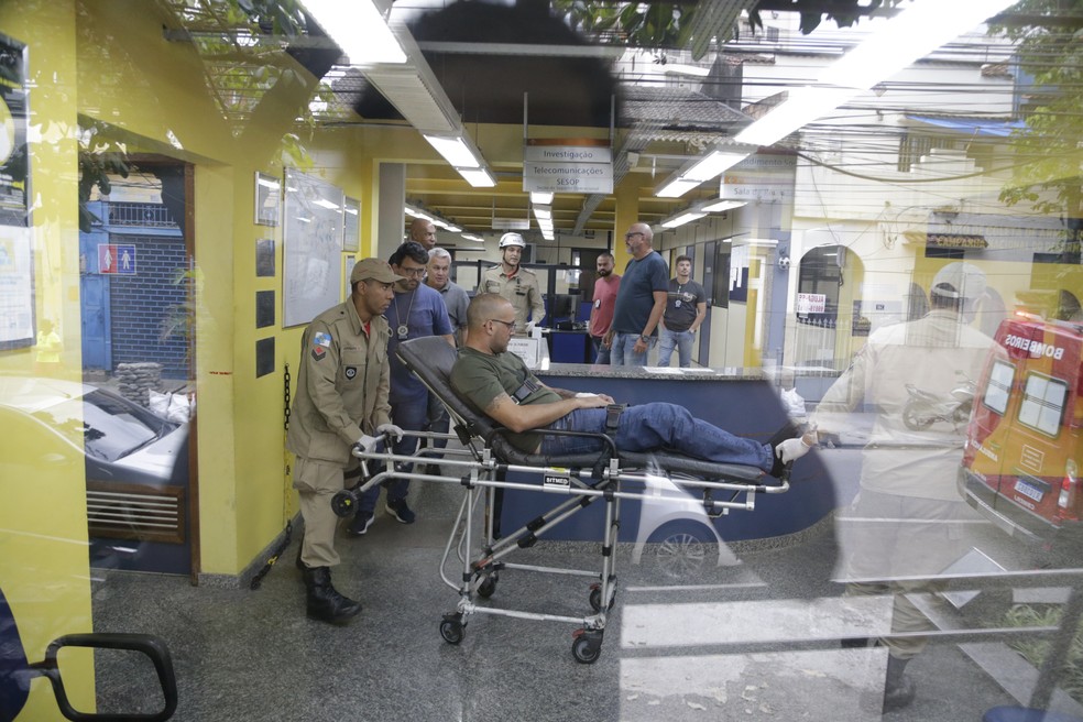 O militar Bruno Santos foi levado ao hospital, após ter tentando se ferir dentro da 18ª DP ( Praça da Bandeira), onde prestava depoimento sobre o crime — Foto: Domingos Peixoto