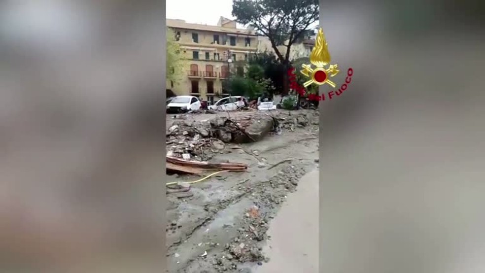 Frame de vídeo divulgado pelos bombeiros de Ísquia mostra destruição na ilha após fortes chuvas — Foto: Reprodução/Quartel de bombeiros de Ísquia
