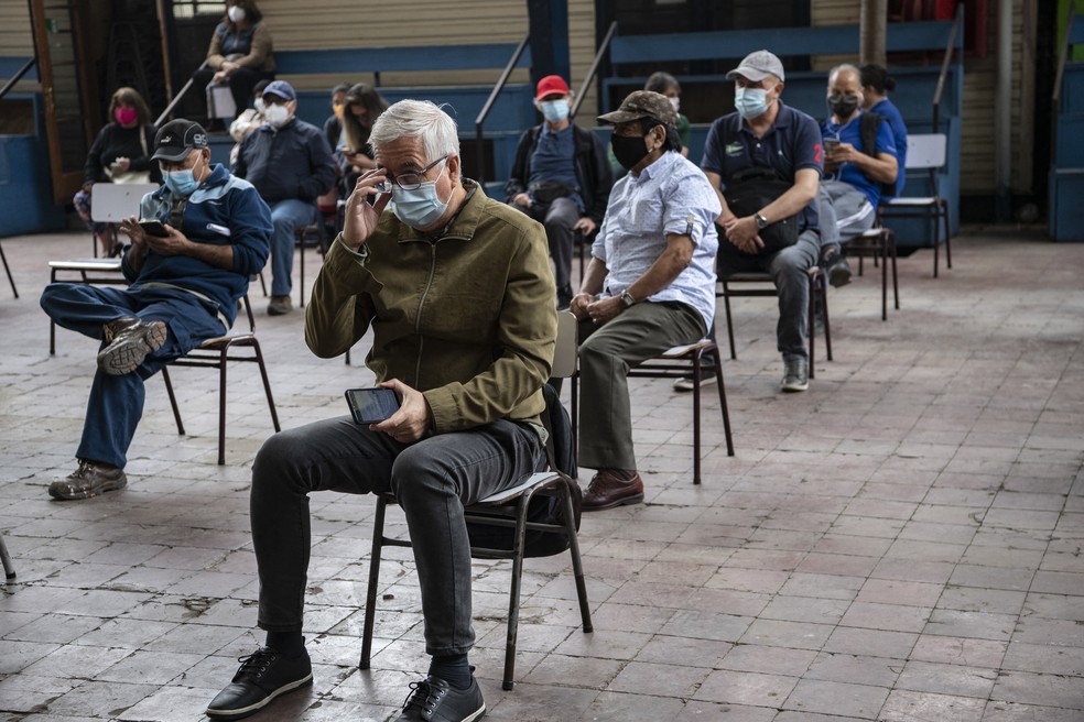 Professores aguardam para receber dose da CoronaVac em centro de vacinação em Santiago, no Chile, no dia 15 de fevereiro — Foto: Martin Bernetti/AFP