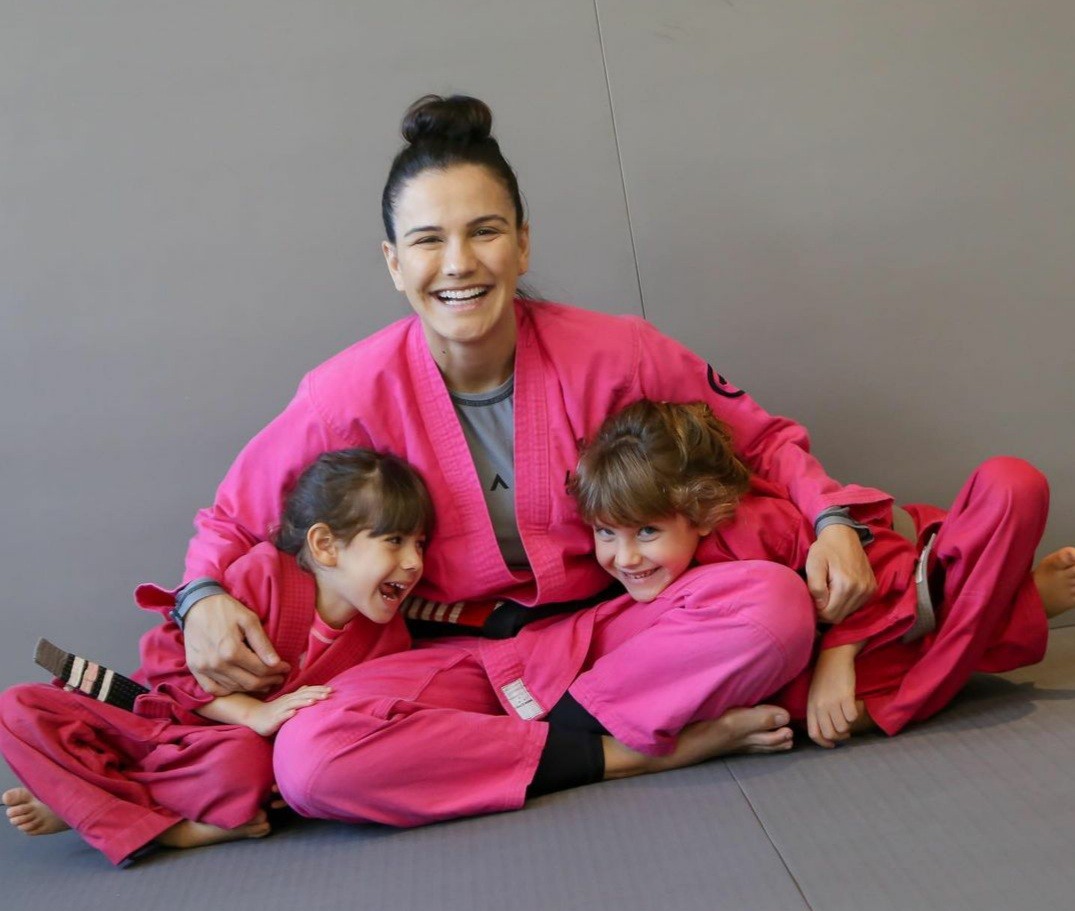 Kyra Gracie com as filhas Ayra e Kyara  (Foto: Reprodução / Instagram )