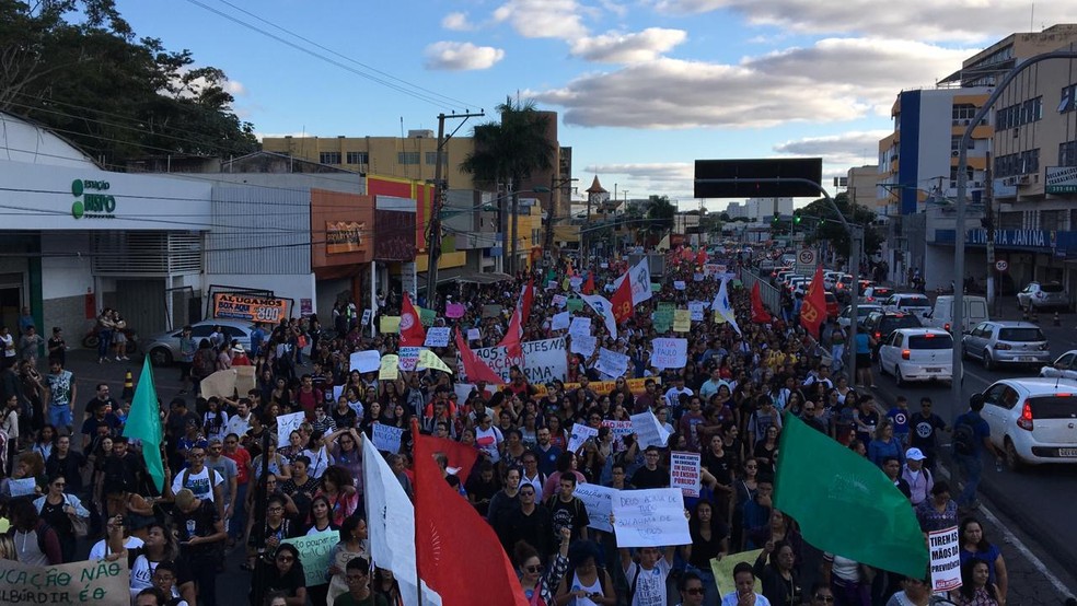 UFMT, IFMT e escolas públicas fazem manifestação em defesa da educação em Cuiabá — Foto: Marcelo Fin/TVCA