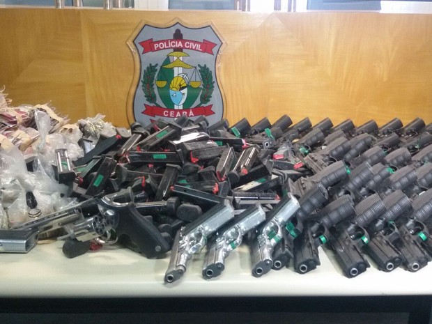Armas estavam enterradas (Foto: Anézia Gomes/TV Verdes Mares)