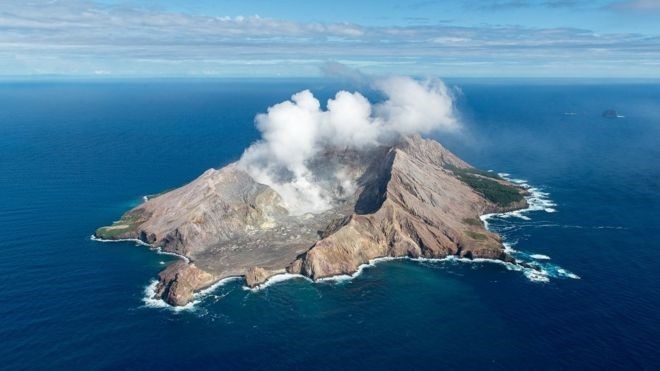 O vulcão de White Island, na Nova Zelândia, é um dos mais ativos do país - sua última erupção aconteceu em dezembro (Foto: Getty Images via BBC News)