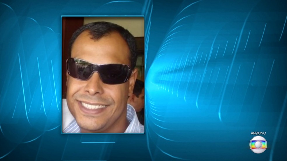 Jayme Eulálio de Oliveira teve o carro fuzilado no bairro Castelo, em 2013. — Foto: Reprodução/TV Globo