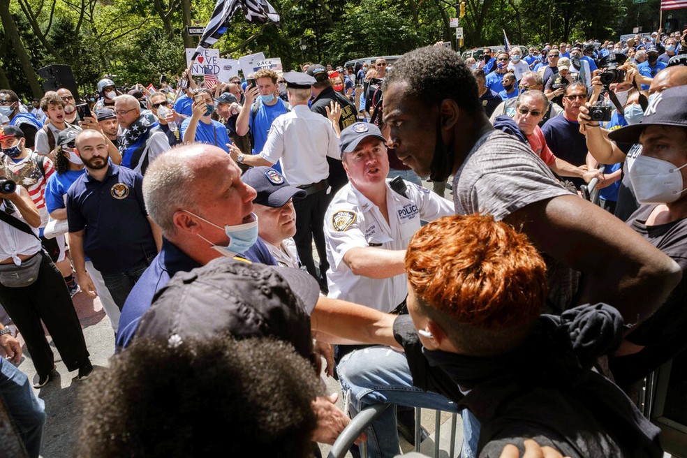 Policial e manifestante discutem durante protesto em Nova York nesta quarta (15) — Foto: Yuki Iwamura/AP Photo