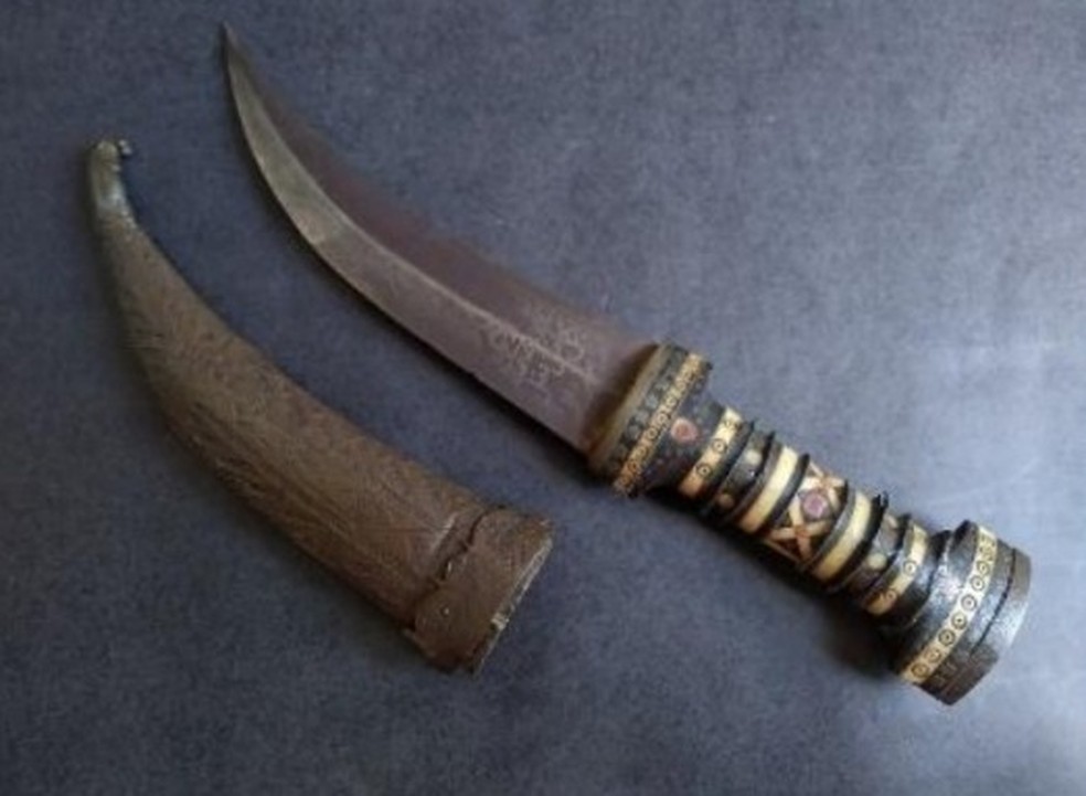 Punhal Turco com cabo de chifre, osso e metal, e lâmina em metal — Foto: IHGAL