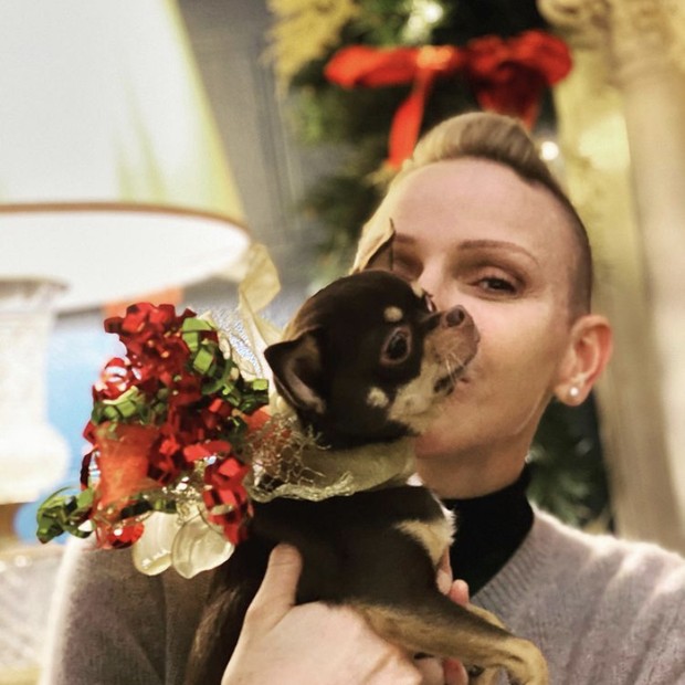 Princesa Charlene e o cãozinho Monte (Foto: Reprodução/Instagram)