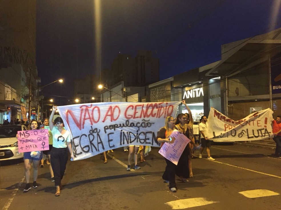Manifestantes fizeram caminhada pelo centro de Campo Grande para protestar o assassinato de Marielle. (Foto: Dyego Queiroz/G1 MS)