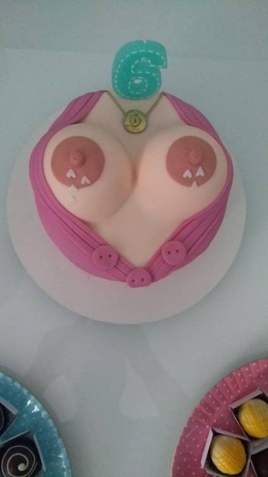 O bolo em forma de peitos foi feito por uma confeiteira, que também é mãe (Foto: Arquivo pessoal/ Lyvia Tavares)