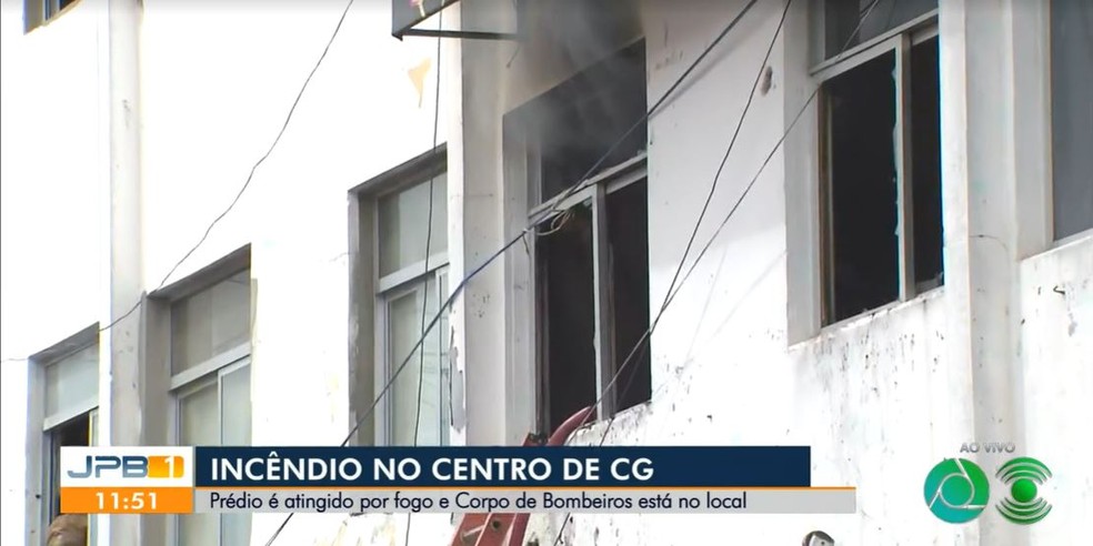 Primeiro andar de prédio comercial é atingido por incêndio, em Campina Grande  — Foto: Reprodução/TV Paraíba