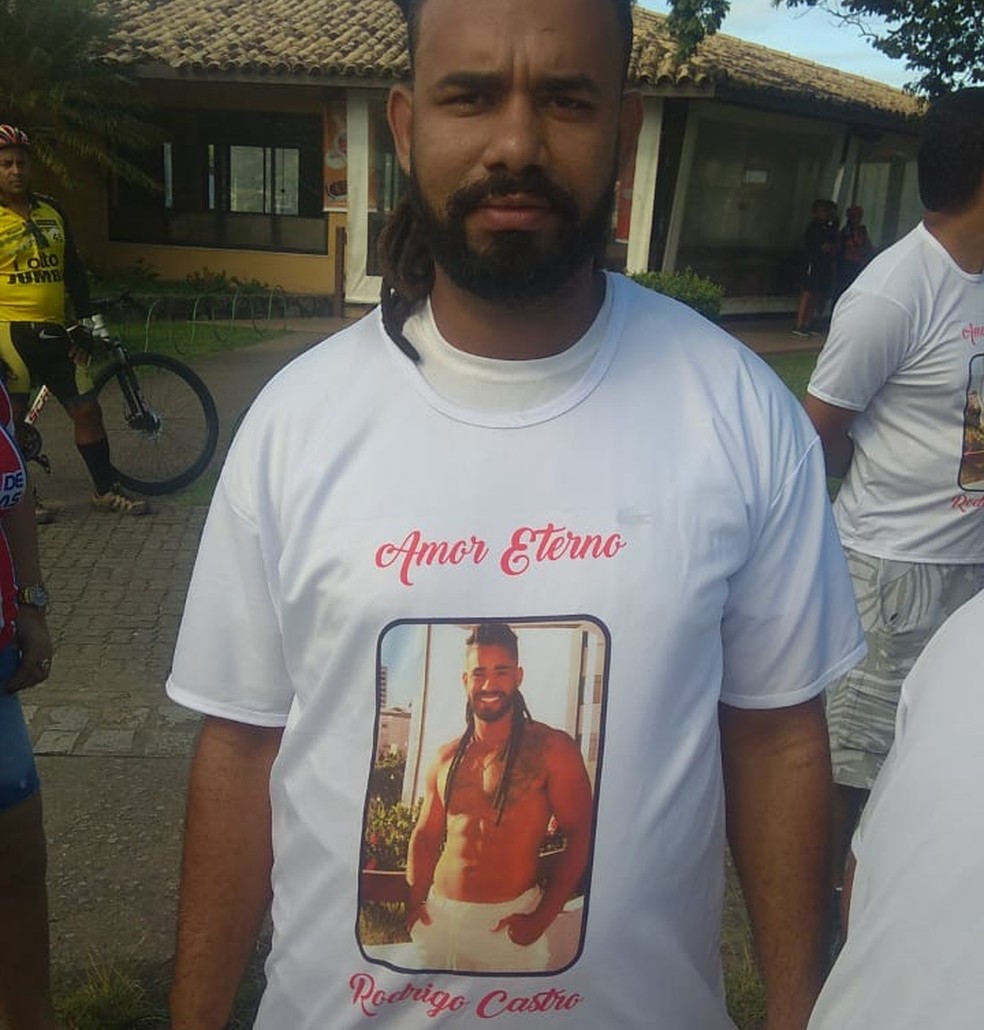 Algumas pessoas que participaram do ato usaram camisas com com a foto de Rodrigo Castro — Foto: Arquivo Pessoal