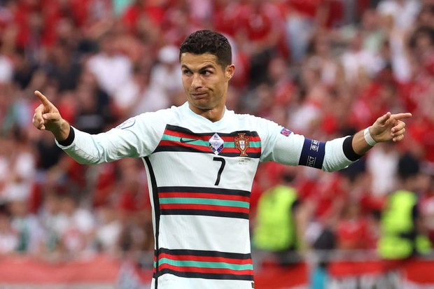 BUDAPEST, HUNGARY - JUNE 15: Cristiano Ronaldo of Portugal gives instructions during the UEFA Euro 2020 Championship Group F match between Hungary and Portugal at Puskas Arena on June 15, 2021 in Budapest, Hungary. (Photo by Bernadett Szabo - Pool/Getty I (Foto: Getty Images)