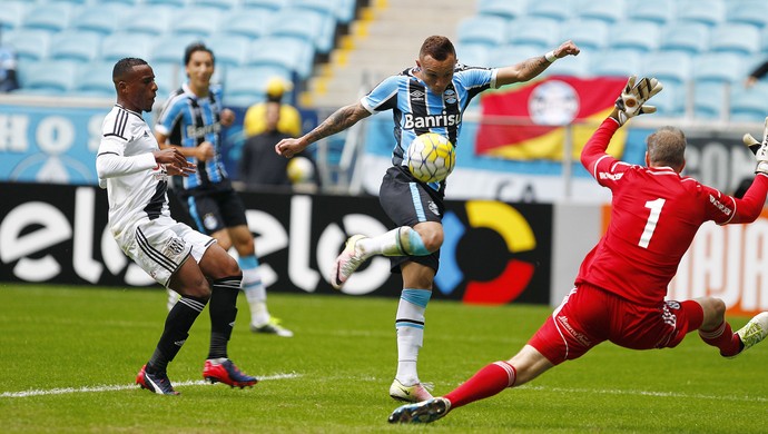 Luan salva o Grêmio com gol no fim; Lincoln é expulso e vai mal
