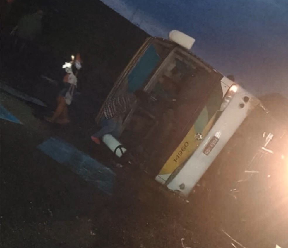 Acidente com ônibus deixa 10 passageiros feridos na BR-101, no ES — Foto: Reprodução TV Gazeta