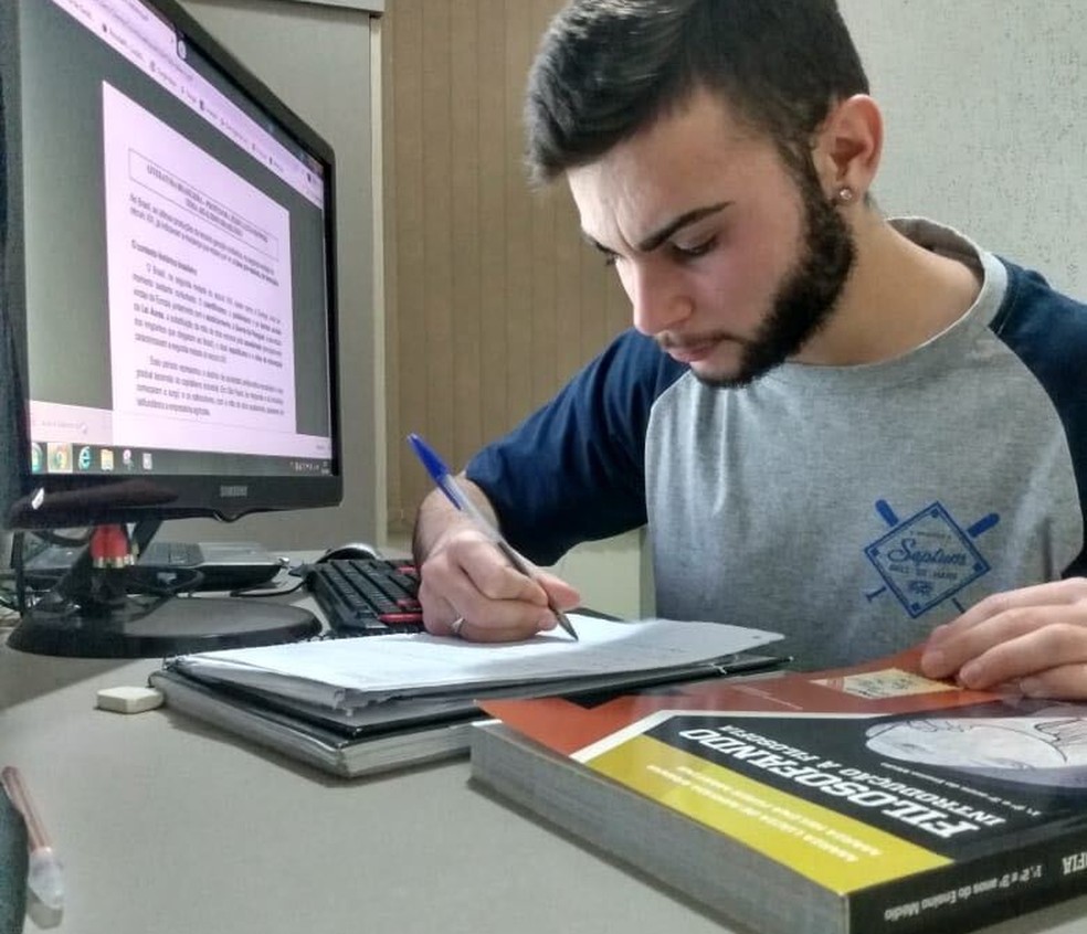 Otávio Santi Cavalli, 17 anos, sonha em fazer vestibular para educação física na UEPG e se preparava para a prova de inverno — Foto: Arquivo pessoal