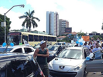 Divulgadores da Telexfree fazem carreata no Recife (Foto: Manoel Filho / TV Globo)