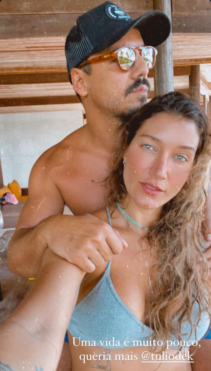 Gabriela Pugliesi e Túlio Dek curtem romance em Itacaré (Foto: Reprodução/Instagram)