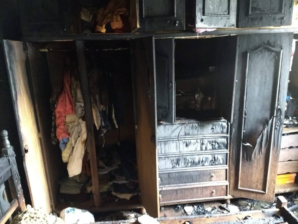 Incêndio em residência em São João del Rei  — Foto: Corpo de Bombeiros/Divulgação