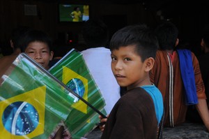 Índios no interior do Acre torcem pelo Brasil na Copa do Mundo (Foto: Celis Fabrícia/Secom)