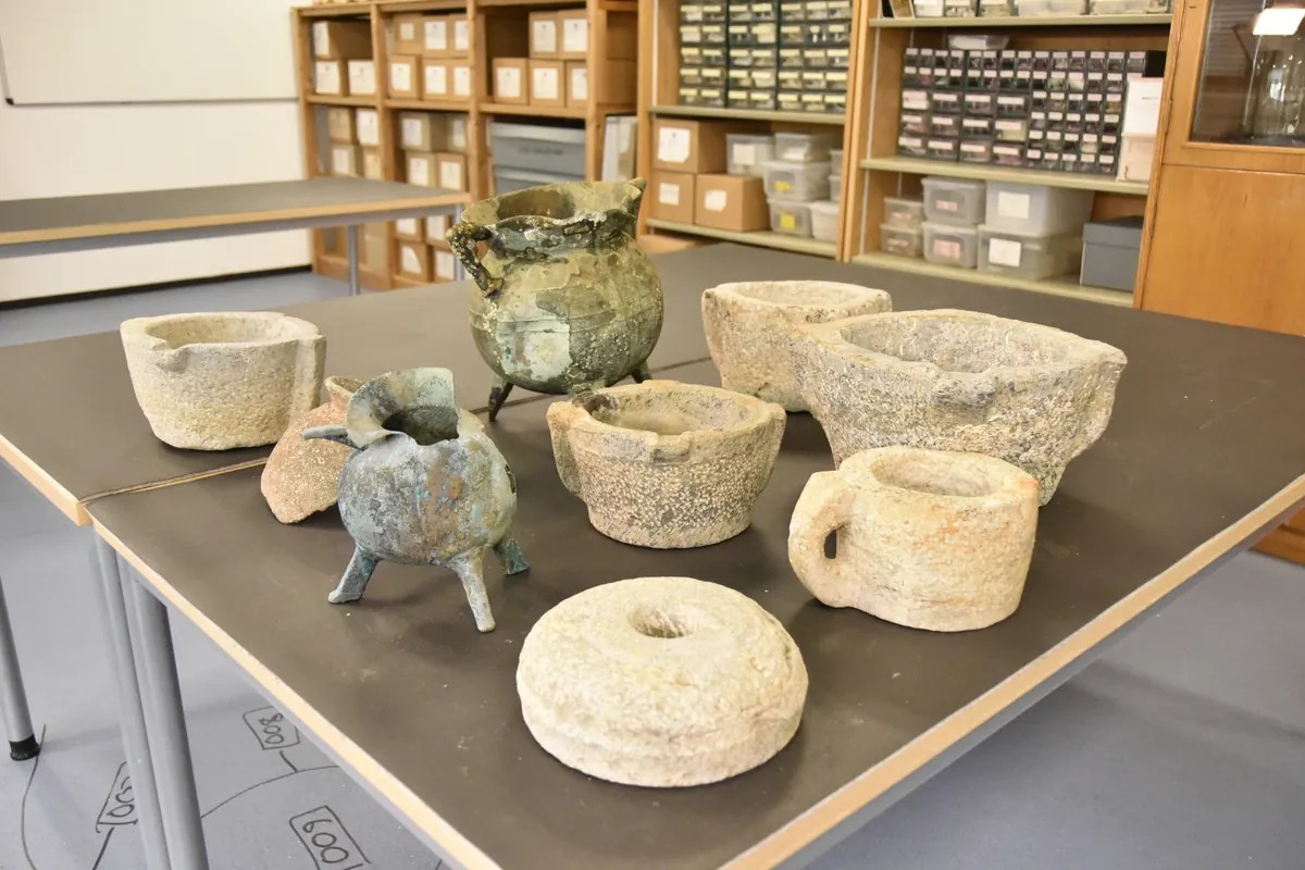 Alguns outros achados dentro do Mortar Wreck do século 13 : caldeirões, copos, cerâmica e objetos de cozinha  (Foto: Bournemouth University)