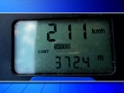 Motorista é multada após ser flagrada dirigindo a 211 km/h em rodovia de SP