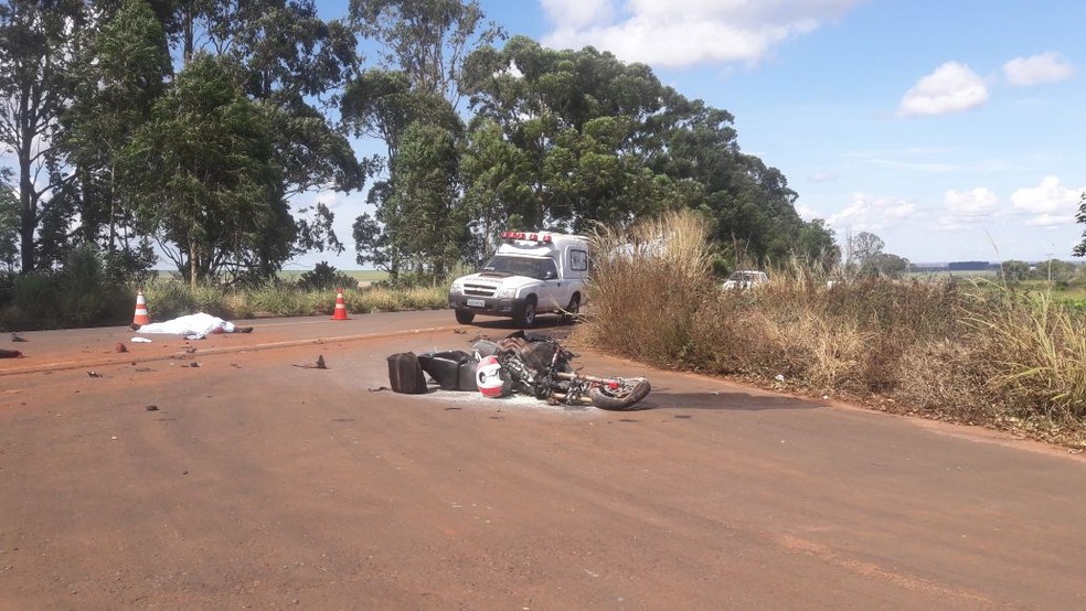 Acidente de motocicleta ocorreu na BR-364, na região de Tangará da Serra, a 242 km de Cuiabá (Foto: Nayana Bricat/TV Centro América)