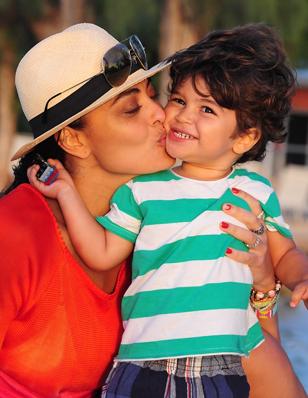 Juliana Paes mima o filho pequeno durante férias em família (Foto: Divulgação)