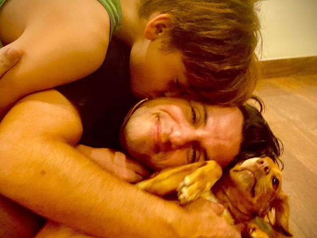 Rodrigo Lombardi com o filho, Rafael, e a cadelinha Sofia (Foto: Reprodução/Instagram)