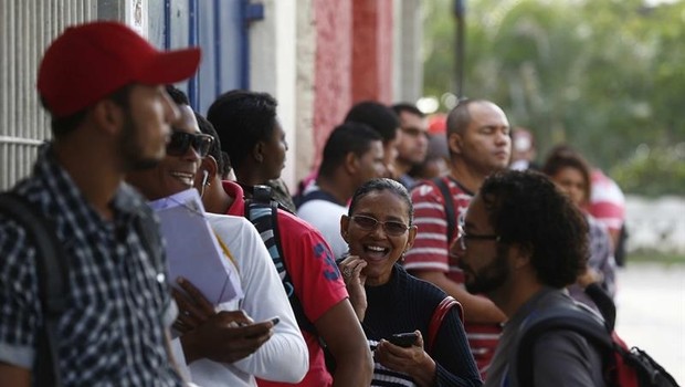 Fila de desempregados em Macaé (Foto: Marcelo Sayão/EFE)