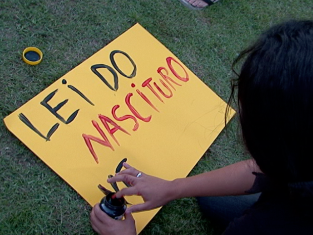 Jovem faz cartarz em protesto de Vitória. (Foto: Reprodução/TV Gazeta)
