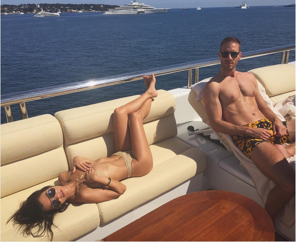 A celebridade Kourtney Kardashian em um barco com amigos (Foto: Instagram)