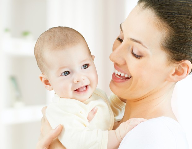 Mãe carregando bebê no colo (Foto: Shutterstock)