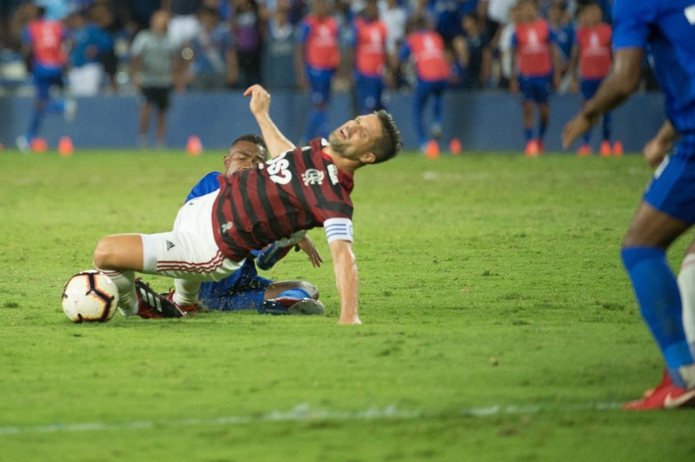 Sequência feita por fotógrafo do Flamengo mostra lance da lesão de Diego — Foto: Alexandre Vidal / Flamengo