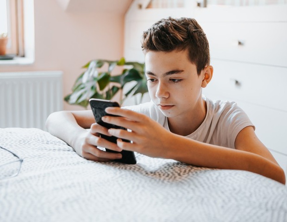 Menino adolescente mexendo no celular (Foto: Carol Yepes/Getty Images) — Foto: Crescer