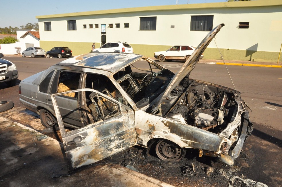 Fogo destruiu VW Santana nesta segunda-feira (7) (Foto: Base de Socorristas/Junqueirópolis)