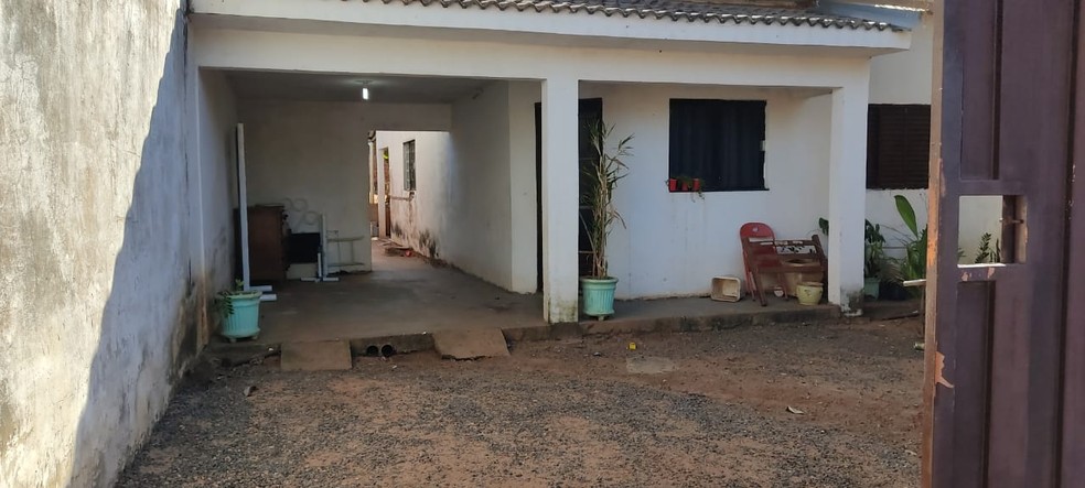 Mulher foi morta a facadas pelo marido, que deixou um bilhete no local do crime — Foto: Claudinei Troiano/TV Fronteira 