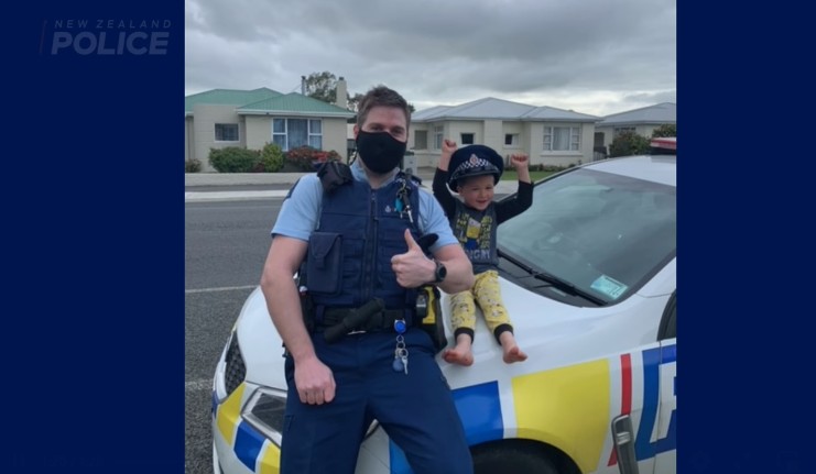 Menino consegue visita de policial após ligar para a emergência apenas para conversar sobre seus brinquedos (Foto: Reprodução/Facebook/New Zealand Police)