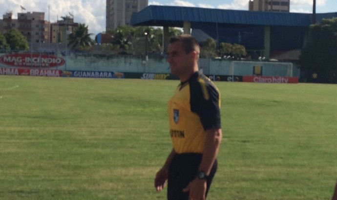 Árbitro do polêmico Vasco x Fla tem atuação discreta em Duque x Resende