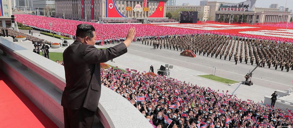 Kim Jong-un durante festejo cívico: controle da informação é vital para manutenção do poder numa ditadura — Foto: KCNA/KNS/AFP